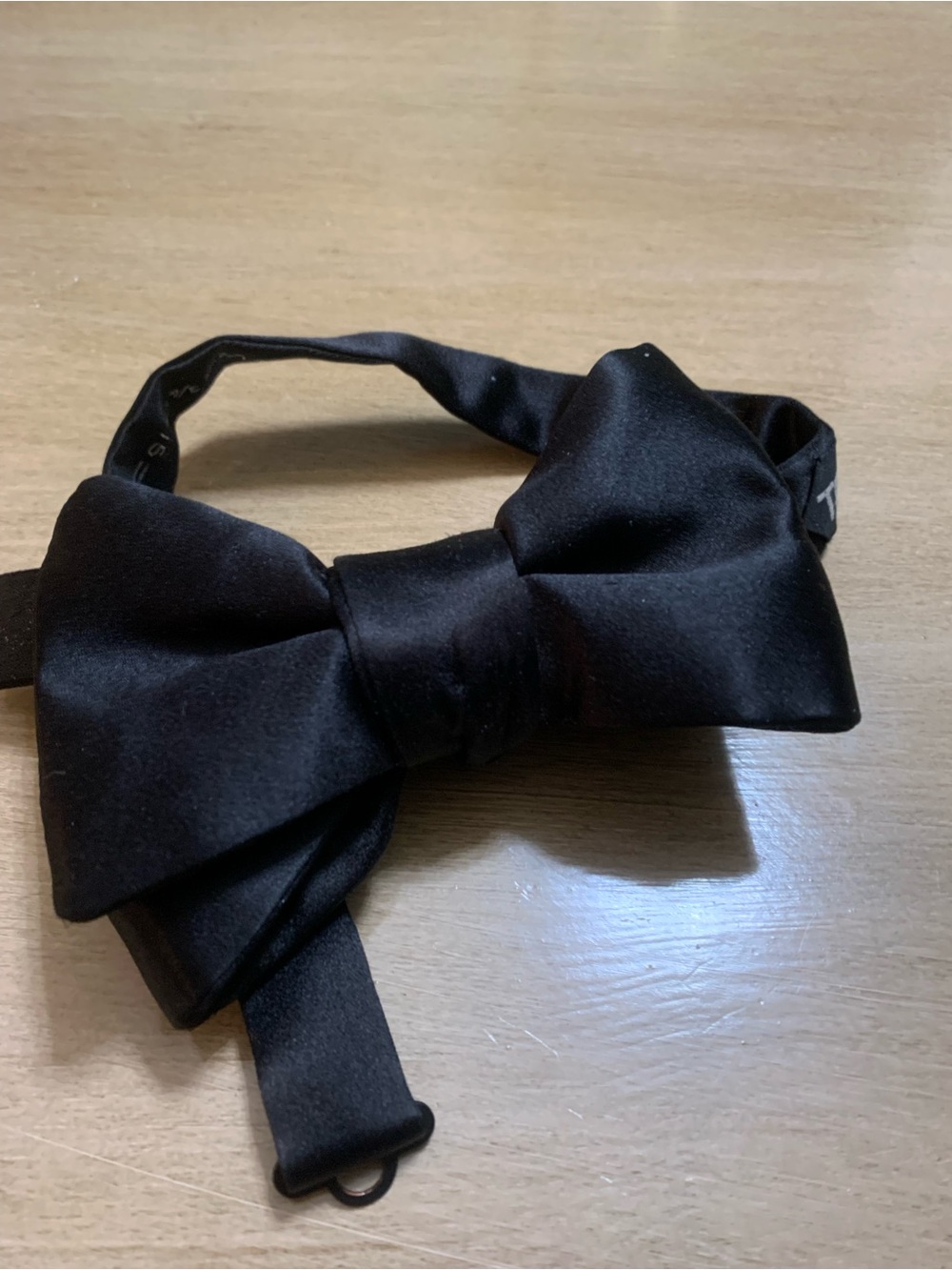 TOM FORD Fluid ivory silk Bow Black Tie